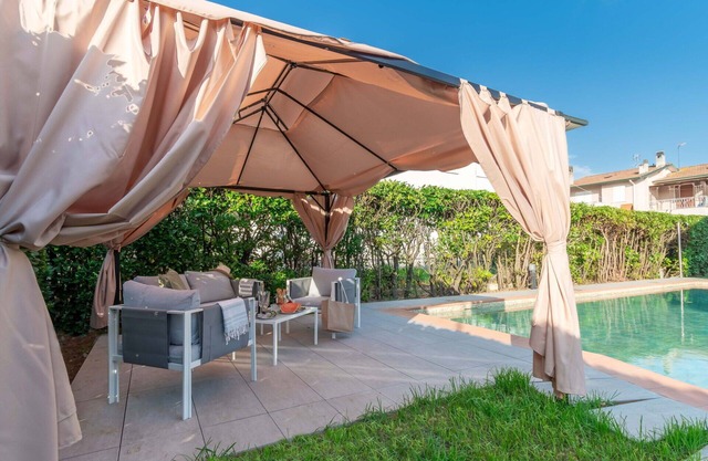 Wonderful private villa for 15 people with private pool, WIFI, hot tub, TV, patio and parking