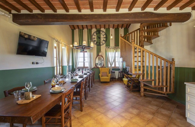 Wonderful private villa for 10 guests with hot tub, WIFI, A/C, private pool, TV, terrace and par.