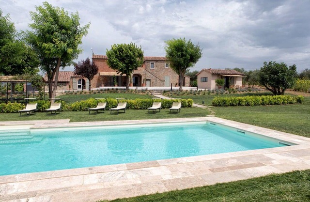 Wonderful private villa for 10 guests with A/C, WIFI, private pool and TV, close to Cortona
