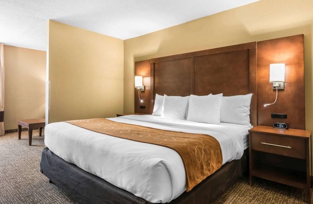 Wonderful Stay! 1 Gorgeous Unit, Pool, Breakfast, Parking, Close to Attractions.