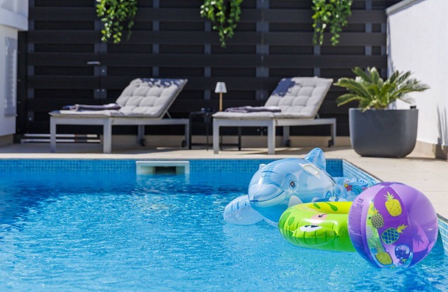 Wonderful villa for 6 guests with private pool, WIFI, A/C, TV, terrace, panoramic view and park.