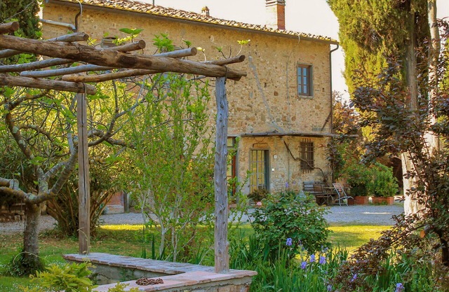 Wonderful villa for 4 people with WIFI, pool, TV, patio and panoramic view, close to Florence