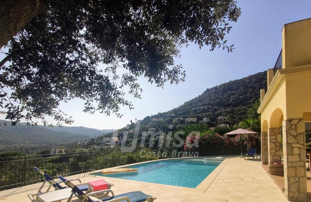 Wonderful villa located in an idyllic setting in the Costa Brava.