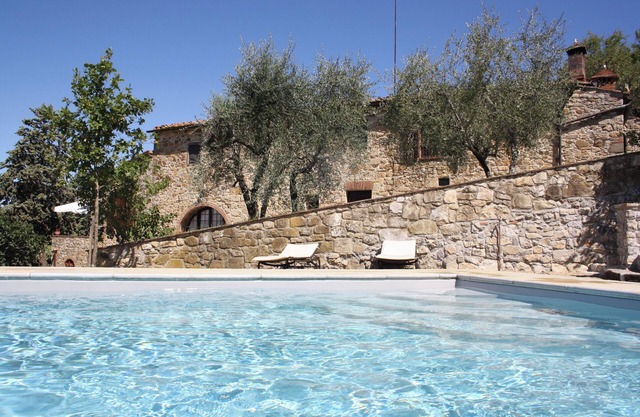 Wonderful villa with cottage and pool near Siena