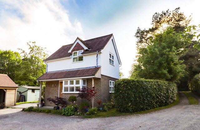 WOOD GLEN COTTAGE, romantic, with open fire in Rushlake Green