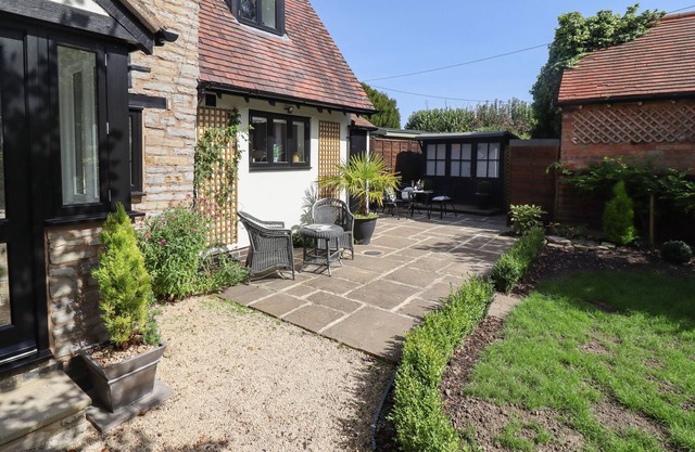 WOODBINE COTTAGE, pet friendly, with open fire in Bidford-On-Avon