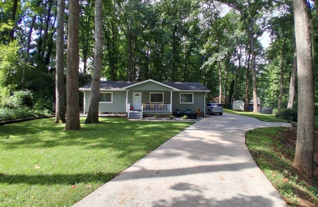 Wooded cul-de-sac bungalow, close to everything!