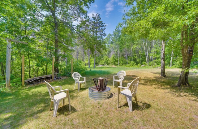 Wooded Danbury Cabin w/Grill + Fire Pit!