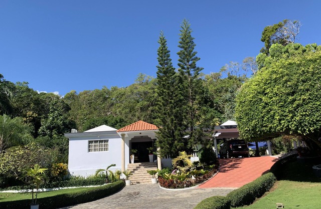 wooded Villa w/outdoor pool 5 min from the beach