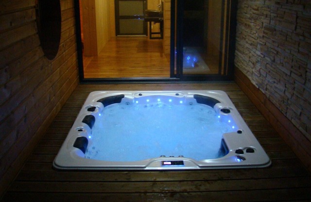 Wooden cottage 8/15 people pool, sauna, Jacuzzi Jurançon Atlantic Pyrenees