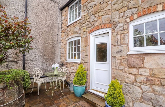 WOODLAND COTTAGE, pet friendly, with open fire in Llangollen