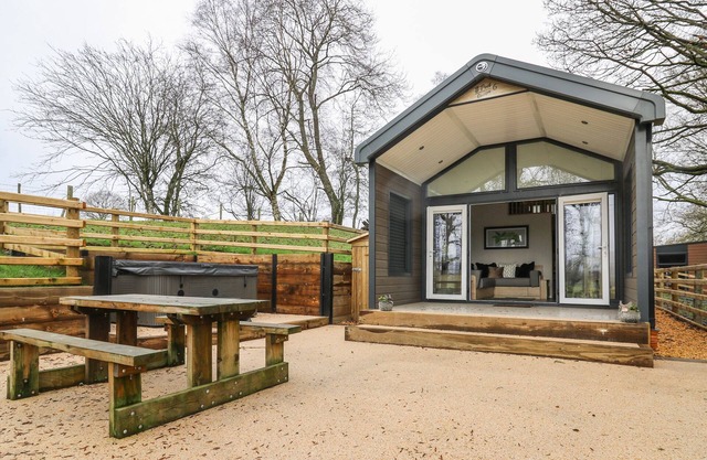 WOODLAND ESCAPE, with hot tub in Rhayader