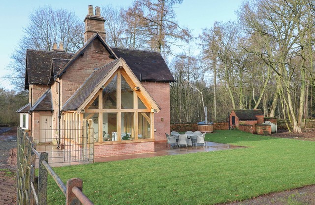 WOODLAND LODGE, pet friendly, character holiday cottage in Pattingham