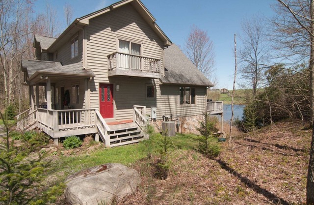 Woodland Pond - 132 Teakwood DrivennWoodland Pond - Lake Front Home, Air Conditioning, Hot Tub