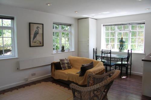 Woodlands Cozy Cottage in Gerrards Cross Sleeps 2