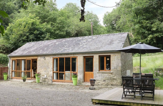 WOODPECKER COTTAGE, romantic, luxury holiday cottage in Ludlow