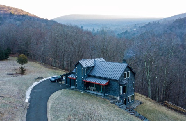Woodstock House on 35 private acres Mountain Views