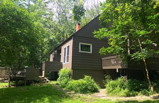 Woodstock Mid-Century Gem in the Woods - Secluded Getaway Close to Town
