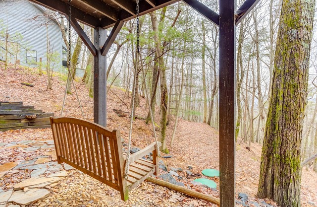 Woodsy retreat w/firepit, tennis, & basketball court access