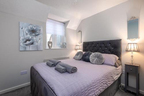 WORCESTER Fabulous Cherry Tree Mews self check in dogs welcome by prior arrangement , 2 double bedrooms ,super fast Wi-Fi, with free off road parking for 2 vehicles near Royal Hospital and woodland walks