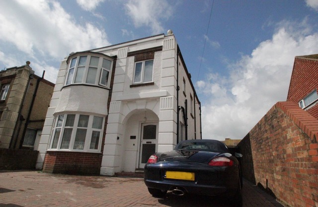 Worthing Beachside detached spacious holiday home