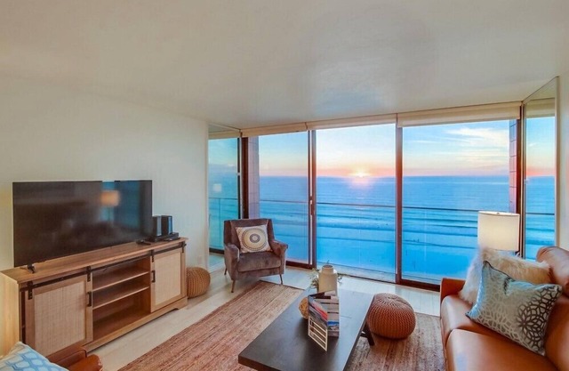 WOW 10th Fl Corner Unit * Ocean Views * Pool + Hot Tub