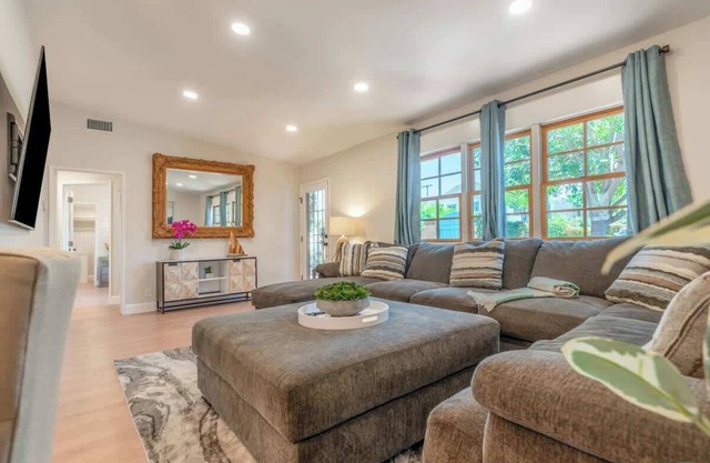 Wrap-around deck w/Cyn views, 2bd 2bth, 5mins>DT