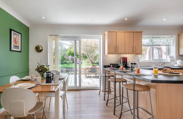 Wyatt House - Two Bedroom House, Sleeps 4