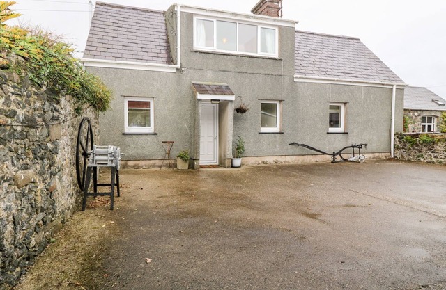 Y BWTHYN, pet friendly, with pool in Pwllheli