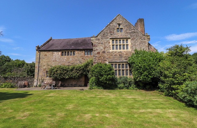 Y FFERM, pet friendly, character holiday cottage in Pontblyddyn