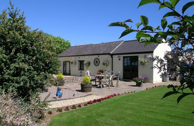 Y STABL, romantic, with hot tub in Fishguard