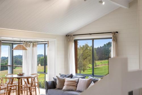 Yambora Luxe hideaway with fireplace and amazing views