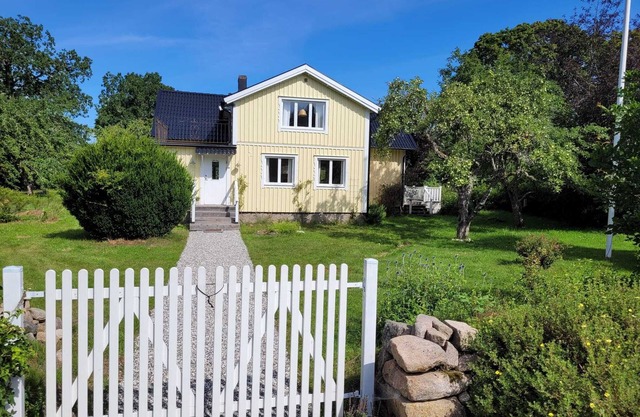 YELLOW COUNTRY HOUSE IN WONDERFUL SMÅLAND
