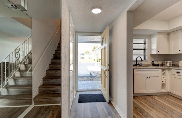 Yellow Sunshine Oceanfront Townhouse, Private Balcony