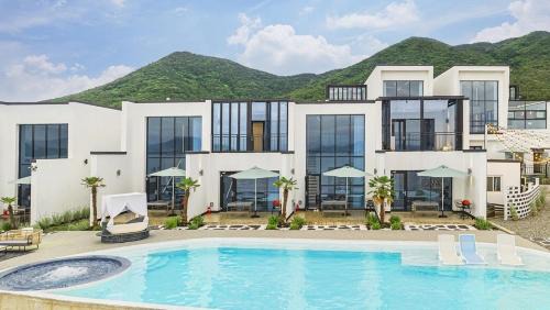 Yeosu Cave Pool Villa
