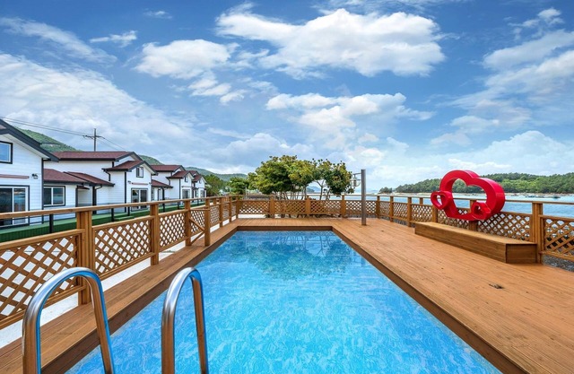 Yeosu Dangdangi Dog Family Pension Gold