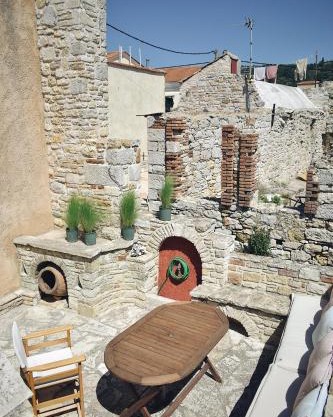 Yi artistry 1-bedroom medieval holiday house