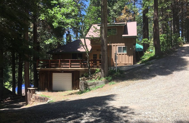 YOSEMITE CABIN IN HISTORIC SUGAR PINE -7 miles to Yosemite So. Entrance HOT TUB!