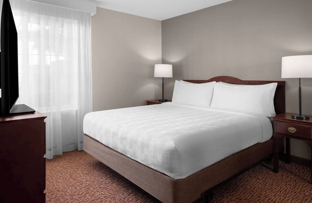 You Found it! Spacious 1BR Suite w/Separate Living Area, Free Breakfast!