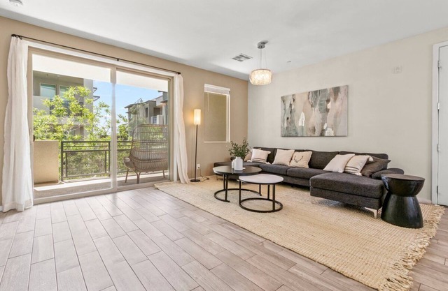 Youdids Luxury modern style townhouse in Summerlin