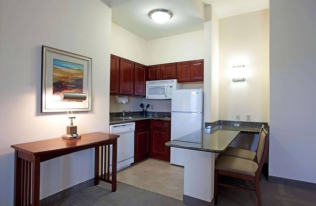 Your Baton Rouge Retreat! 4 Comfortable Suites w/Kitchens! Pets are Welcome!