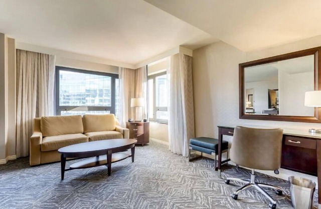 Your Gateway to the Capital! Pets Allowed, Outdoor Swimming Pool!