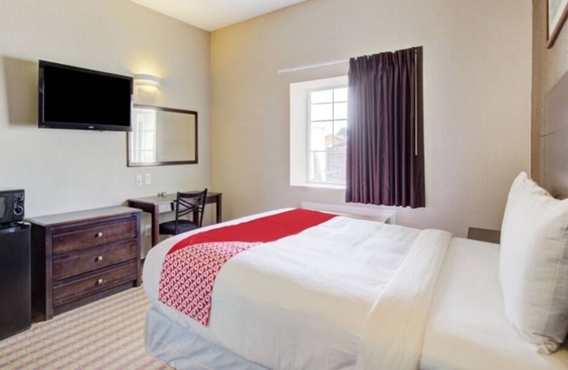 Your Home Away From Home! Near Dilley City Park! Free Breakfast with Parking!