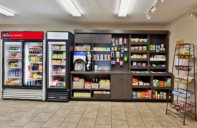 Your Home Away from Home in Tempe! 2 Relaxing Units, Kitchen, Pool, Pets Allowed