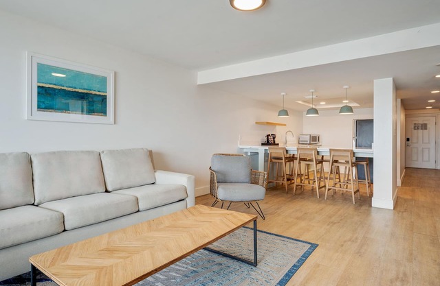 Your Home Away From Home! Onsite Pool, Free Breakfast, Free Parking