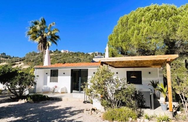 Your private paradise: pool, sun terrace, and garden. Sun, peace, and space!