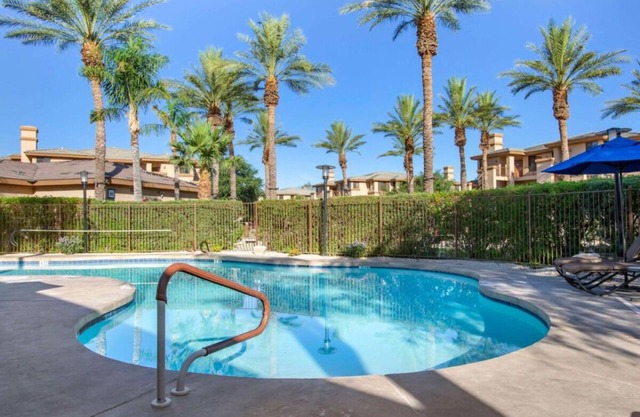Your Relaxing Getaway Awaits! Onsite Pool, Kitchen, Free Parking!