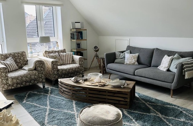 Your vacation on the Schlei begins in this modern and tastefully furnished "Altstadtkoje" vacation apartment, close to the center but still in a quiet location, this vacation accommodation is particularly suitable for discerning couples who want to enjoy