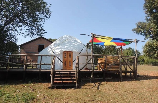Yourte rustique sur petite ferme