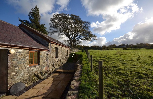 Ysgubor - a bungalow that sleeps 4 guests in 3 bedrooms
